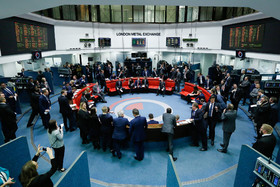 صندلی های دایره وار و چرمی سرخ، همچنان پابرجاست