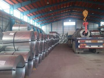 وجود انبارهای پر از ورق فولادی در اصفهان