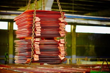 فلز سرخ عقب نشست