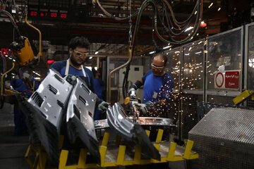 گزارش تصویری بازدید مدیرعامل و مدیران بورس کالای ایران از خطوط تولید ایران خودرو