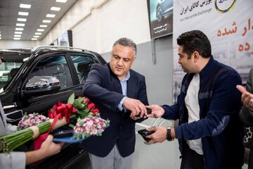گزارش تصویری تحویل نخستین خودرو با مکانیسم گواهی سپرده در بورس کالا