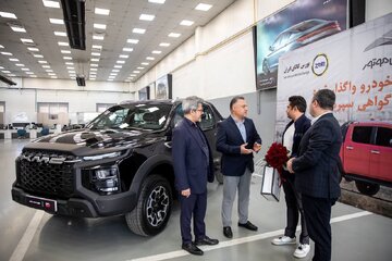 گزارش تصویری تحویل نخستین خودرو با مکانیسم گواهی سپرده در بورس کالا