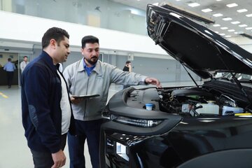 گزارش تصویری تحویل نخستین خودرو با مکانیسم گواهی سپرده در بورس کالا